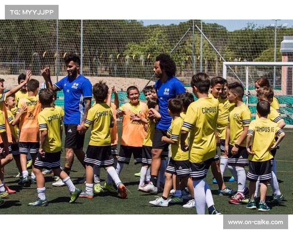 巴黎FC青训营开放日，社区青少年参与热情高涨